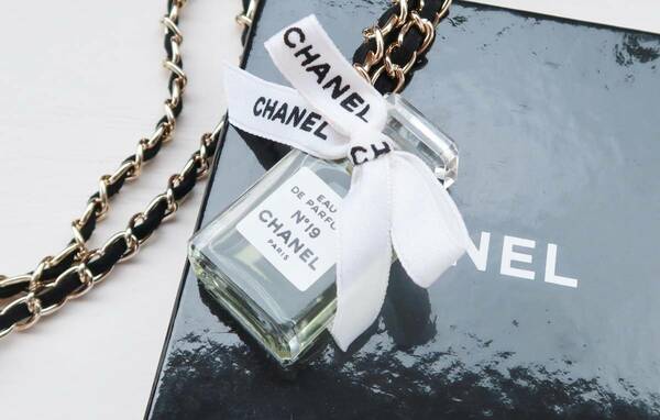 シャネル CHANEL NO.19 香水 ミニボトル ネックレス レザー ゴールド ブラック アクセサリー ヴィンテージ　レア　リボン