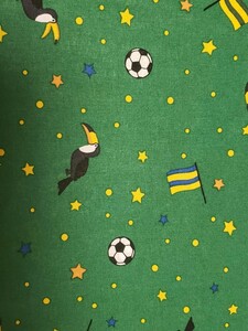 64 鳥、国旗、サッカーボール、星柄生地　濃いグリーン色　110×35cm ハギレ 