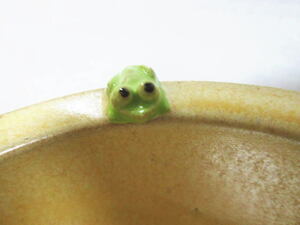 【カワイイ　小さいカエルが乗った灰皿　大・小　２点セット　小物入れにも・・】アッシュトレイ/蛙/かえる/陶磁器