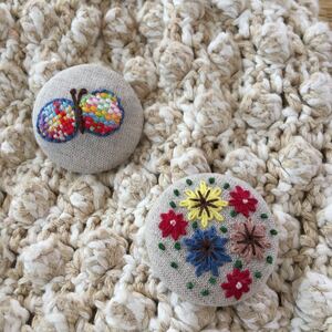 ブローチ♪くるみボタン♪ハンドメイド♪刺繍♪花と蝶