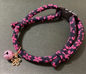 NEW 猫ちゃん用 ちりめん首輪 細紐タイプ 紺にピンク小花 ハンドメイド