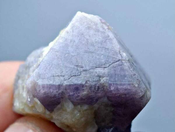 スピネル 紫 天然石 結晶 原石 標本 母岩付き アフガニスタン産 118.65ct e-4