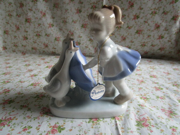 A　アンデルセン製「少女と２羽のアヒル　人形　置物」～CHUGAI P.F.S　JAPAN　箱なし