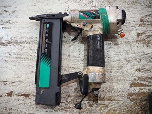 ◆日立工機 HITACHI 常圧 50mm 仕上釘打機 動作品 NT50MC エアツール 釘打ち機◆