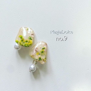 Art hand Auction 送料無料※MagiaDolce 10437●小花ピアス 小花イヤリング パールピアス ベージュ イエロー 上品 アレルギー対応ピアス ハンドメイドピアス, ハンドメイド, アクセサリー(女性用), イヤリング, ピアス