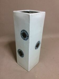 QM3993 陶器 焼物 丸菱文様 四角柱 花瓶 花器