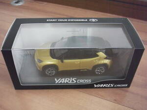 トヨタ　ヤリス　クロス　ミニカー　ブラスゴールドメタリック　黒　ブラック　金　1/30　カラーサンプル　TOYOTA　YARISCROSS