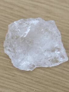 天然石　水晶(ラフストーン)縦約　3.9センチ　横約　3.3センチ　厚み約　1.6センチ　重量　約　20g B