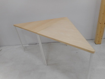 木目調天板三角テーブル　置き方次第自在に使用　2台セット　家具　オフィス　多目的　中古品_画像5