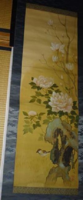 罕见复古牡丹玉兰麻雀画签名丝绸手写挂轴木盒画日本画古董艺术, 艺术品, 书, 幛