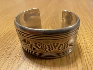  Thomas car tisThomas Curtis Navajo Navajo tradition . wave design. bangle 