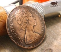 〓コンチョ ネジ式　イギリス　2ペンス　エリザベス　25mm コイン ボタン_画像3