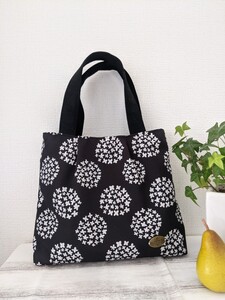 ハンドメイド☆ トートバッグ☆北欧風小花柄☆黒