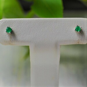 小粒　３ｍｍ　天然エメラルド　自然色　　ピアス