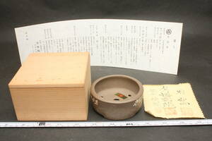 4264 新品 明治26年 10cm 高級盆栽鉢 瑞宝章 渡辺敬深 萬留平 有趣陶苑 水仙釘彫 栞 共箱 豆鉢 ミニ盆栽鉢 観賞鉢 切立円鉢 桃花泥 箱書有 