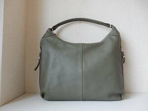 marie claire( Marie Claire )*A4 correspondence *6 pocket * leather shoulder bag grayish green ( metal fittings silver )