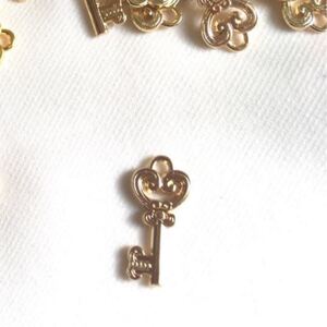 カギ チャーム マットゴールド ハート ハンドメイド キー カン付き カン 鍵 かぎ かわいい キーチャーム アクセサリーパーツ