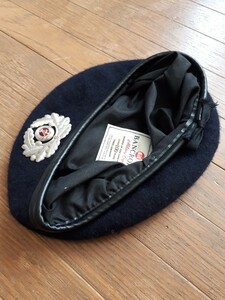 実物東ドイツ軍の制帽用将校帽章を、アメリカ軍ベレー帽に装着した黒色ベレー帽(サイズは58cm前後)