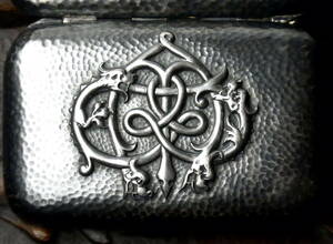 ドラゴンの紋章 フランスアンティーク 重厚なケース 銀灰色 槌目加工 ウロボロス 剣 竜 シガレットケース カードケース