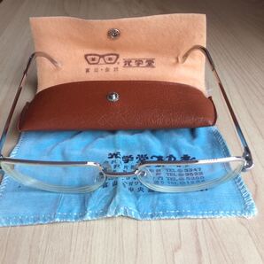 メガネになります。40年以上前の購入品です。当時実技の二次試験に必要で購入しました。試験以外ではほとんど使用していません。中古品。