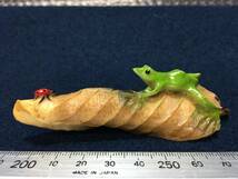 ★【逸品堂】★ カエル テントウムシ てんとう虫 置物 飾り物 かえる 樹脂 枯れ葉 木の葉 にのり蛙 フェイク動物 リアル模型 盆景 ジオラマ_画像3