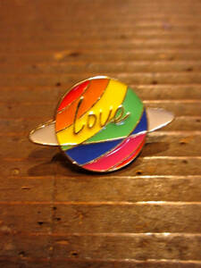 ピンバッチ　LOVE　プラネット　レインボー　LGBT　かわいい　惑星　ピンバッジ