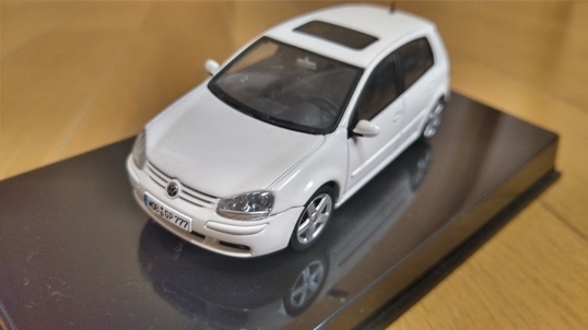 即決　オートアート　VW　GOLF　Ⅴ　フォルクスワーゲン　ゴルフ5　2003　キャンディホワイト　白　1/43　絶版　レア