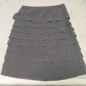 AMACAのグレーの膝丈スカート(段々のレースの様)