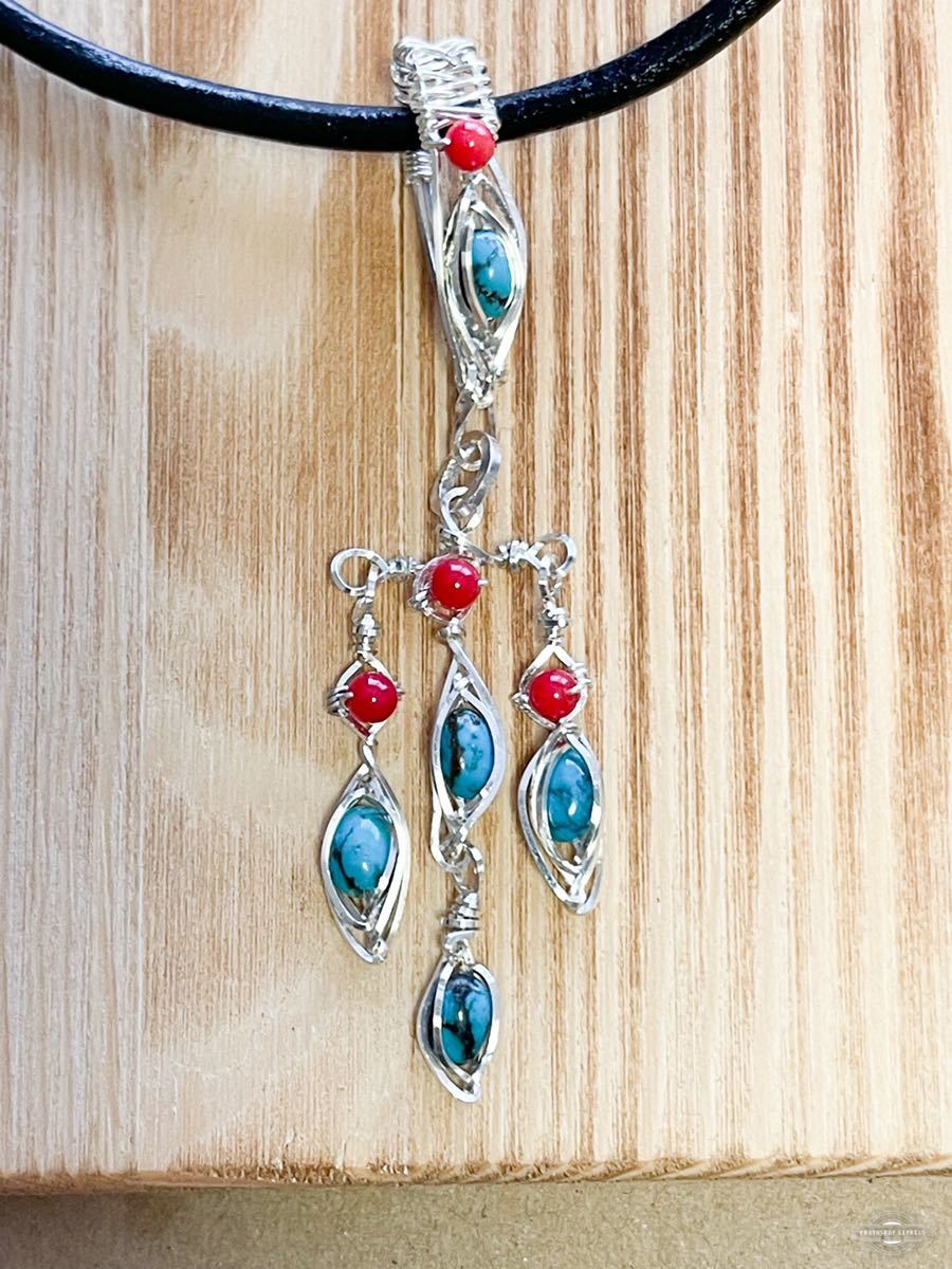-SUI8- No.51 Un collier en cuir turquoise et corail rouge avec argent 45cm, Fait main, Accessoires (pour femmes), autres