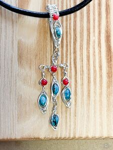 -SUI8- No.51 ターコイズとレッドコーラルの本革ネックレス　 A turquoise and red coral leather necklace with silver 45cm