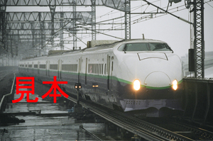 鉄道写真、35ミリネガデータ、129128400007、新幹線200系（K21編成）（雨天）、JR大宮駅、2001.09.13、（2962×1964）
