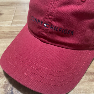 【USA正規品】 トミーヒルフィガー TOMMY HILFIGER キャップ ストラップ調節 刺繍 レザーアジャスター ワインレッド コットン100％ (49) 