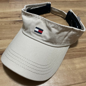 【USA正規品】 トミーヒルフィガー TOMMY HILFIGER コットン100％ サンバイザー 刺繍 夏仕様 カーキ beige ストリート (sun visor)