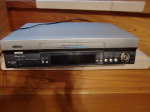 ビクター　HR-VT600　5倍モードも搭載したBS内蔵S-VHSデッキ　通電　再生確認済み　　難ありジャンク