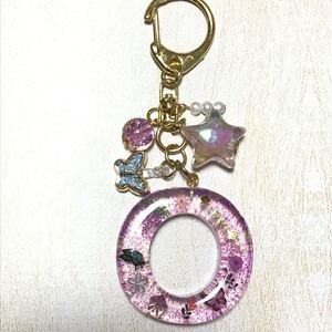 イニシャル レジン キーホルダー 紫 蝶 キーホルダー ハンドメイド