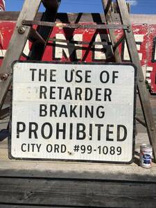 即決【THE USE OF RETARDER BRAKING PROHIBITED CITY ORD】 76x61cm ヴィンテージ USA ロードサイン 看板 アメリカンフェンス ガレージ