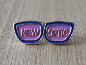 古い ピンバッジ : NEW OPTIO メガネ 眼鏡 広告 サングラス その他 ピンズ #U