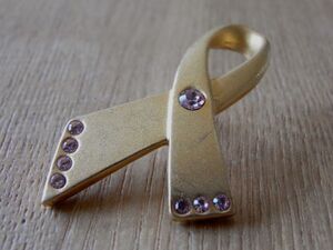 Старый значок булавки: Aibon Perfume Ribbon Brooch Pins #O