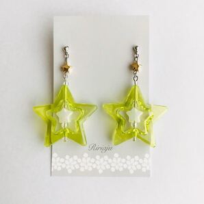 ライトグリーン【大きな星のハンドメイドピアス】アクリルビーズの星アクセサリー