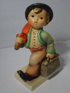 Goebel ゲーベル お出かけしている男の子 高さ約12.3㎝ フンメル 旅行 鞄 傘 少年 フンメル フンメル人形 [同梱可]