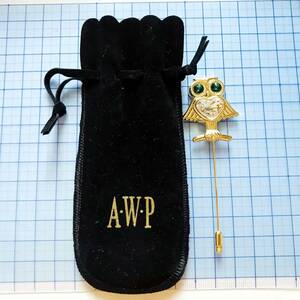 保管品未使用　A.W.P　エメラルド風　ラインストーン　フクロウ　福招き　ゴールド　ピンブローチ　保管袋付き　NO.S324