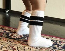 SkaterSocks ベビー キッズ ロングソックス 靴下 赤ちゃん Kids White tube socks with Neon Green stripes style 1 (10インチ)_画像2