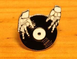 USA インポート Pins Badge ピンズ ピンバッジ ラペルピン 画鋲 スカル ドクロ 髑髏 骸骨 ガイコツ レコード DJ 音楽 ハンド アメリカ 041B