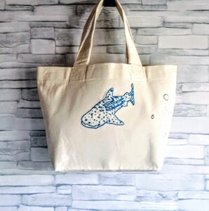 手刺繍の青いジンベイザメ キャンバスミニトートバッグ 帆布 生成り ランチバッグ エコバッグ ハンドメイド 刺繍の色変更可