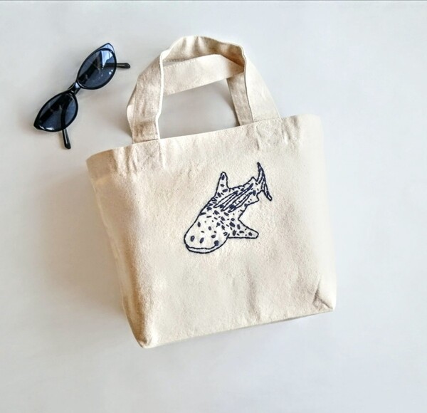 ジンベイザメの刺繍 ミニトートバッグ ランチバッグ 手提げ マチあり 生成り 帆布 綿 Sサイズ 名入れ オーダーメイド
