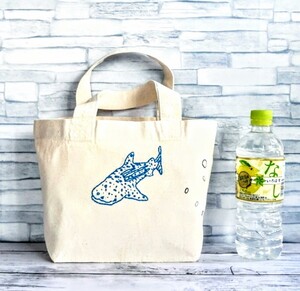 手刺繍の青いジンベイザメ キャンバスミニトートバッグ ランチバッグ 帆布 生成り ハンドメイド