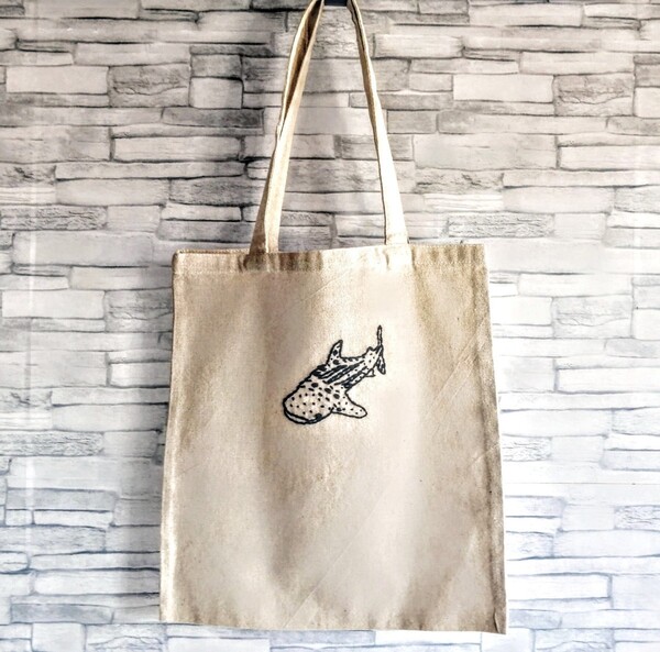 ジンベイザメの刺繍 トートバッグ ベージュ レッスンバッグ エコバッグ A4サイズ収納可 名入れ オーダーメイド