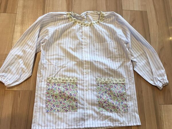 ●ハンドメイド●ワイシャツリメイクスモック 花柄 小学校 図工 習字 長袖 ストライプ柄