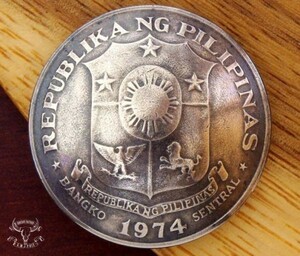 ◆コンチョ ネジ式　フィリピン　1ペソ　盾　32.5mm 大きめ　本物コイン