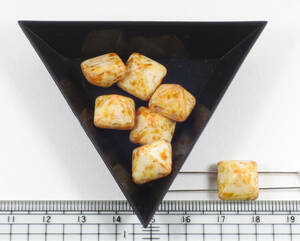 ■チェコ製ビーズ　2ホール　ピラミッド　ホワイト　ピカソ　10mm　厚さ約8ｍｍ　2個■